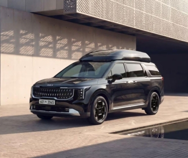 Kia Carnival trần cao 9 chỗ lộ diện đầy ấn tượng