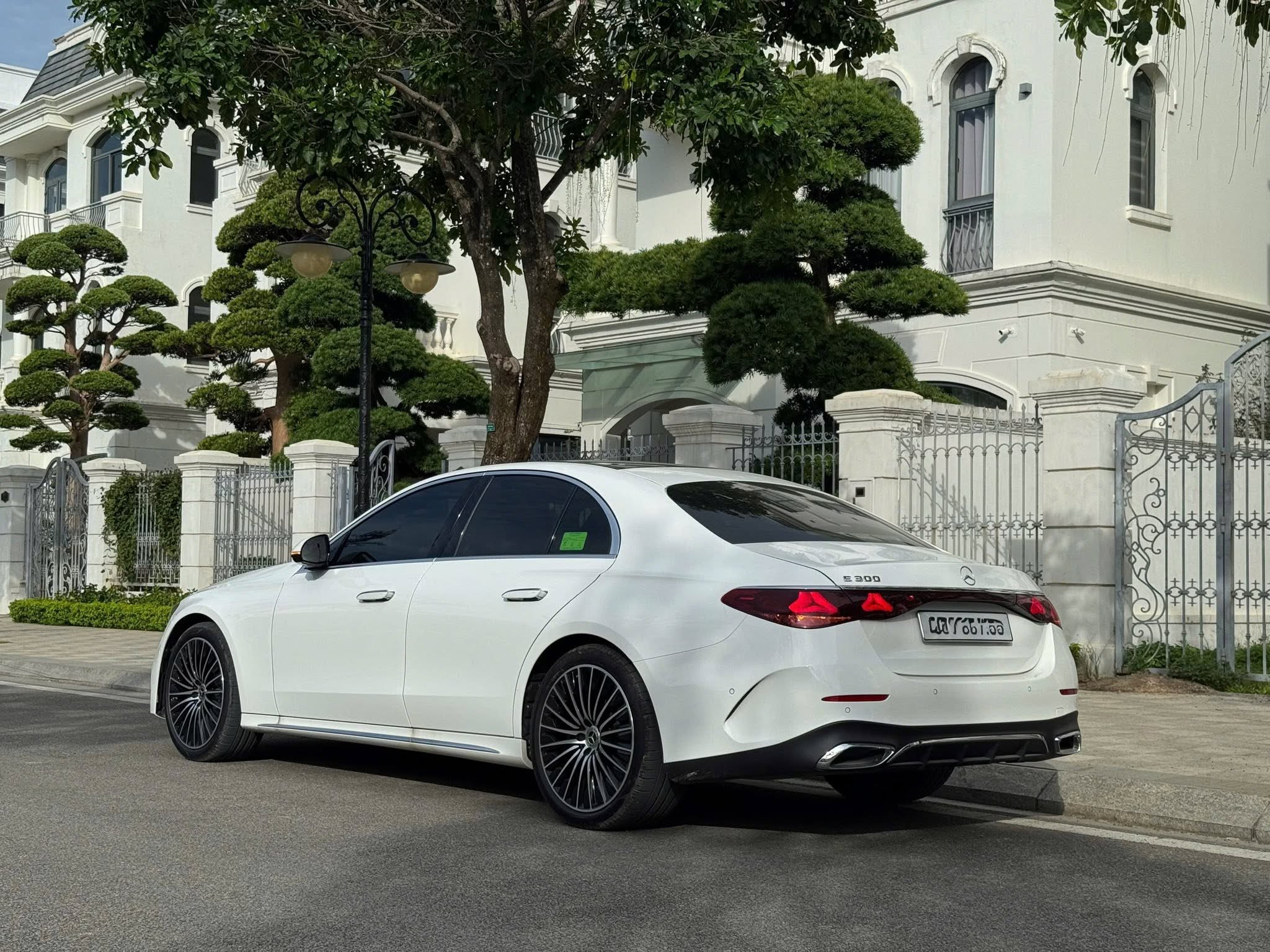 mercedes-benz-e-300-amg-luot-tiet-kiem-nua-ty