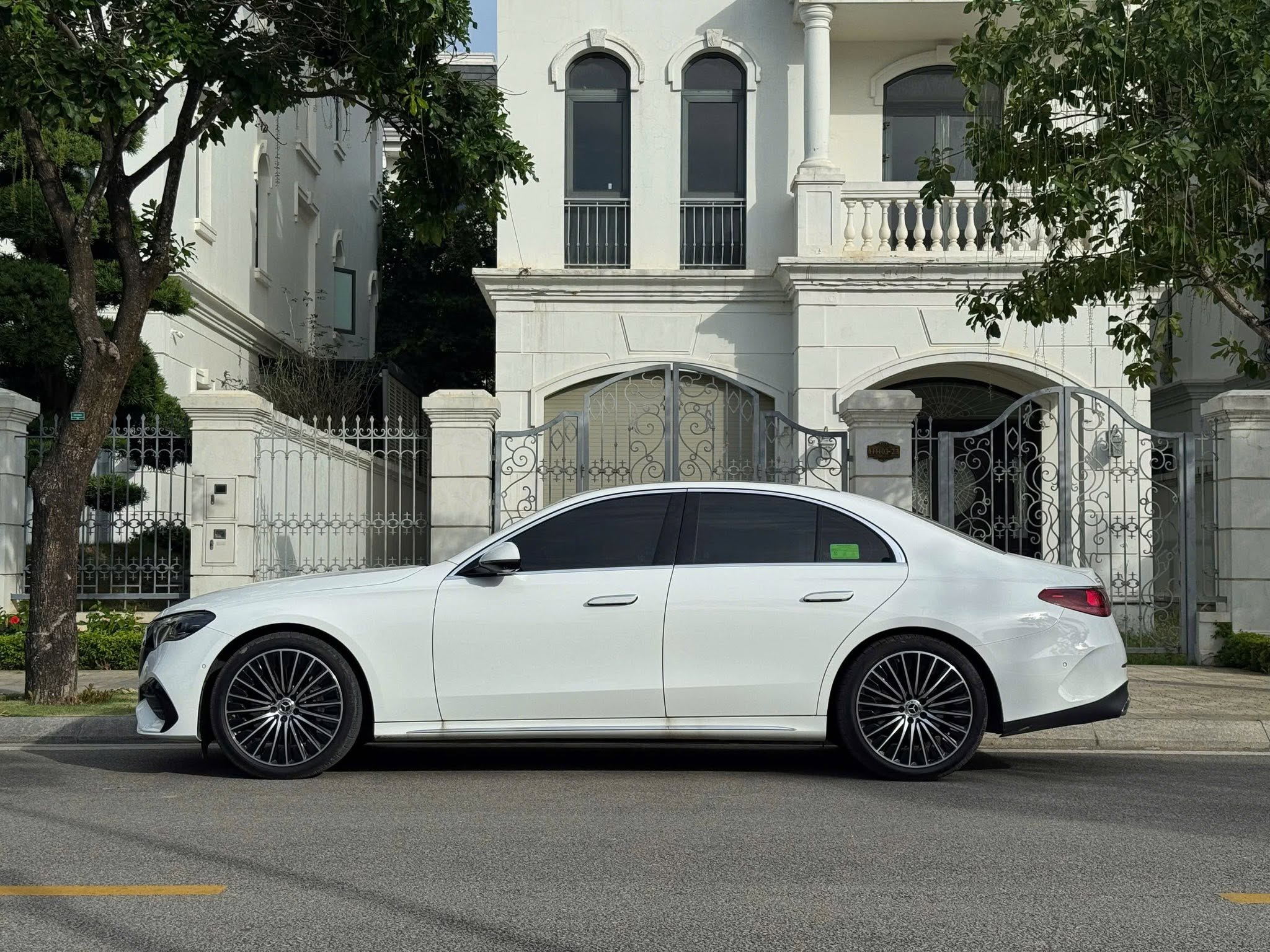 mercedes-benz-e-300-amg-luot-tiet-kiem-nua-ty