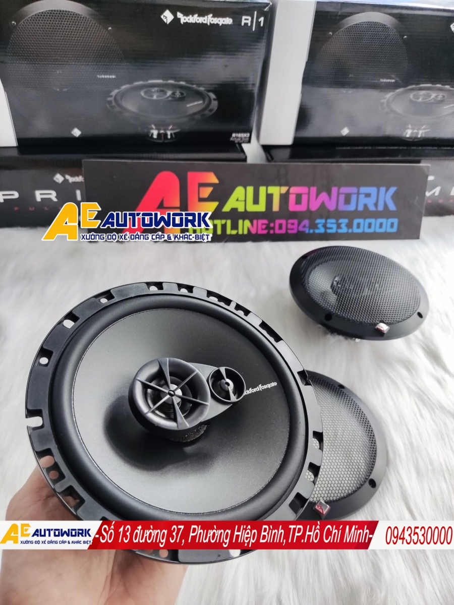 co-nen-do-loa-center-xe-kia-sportage-hay-khong